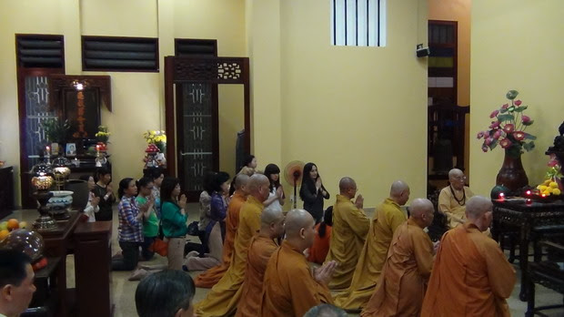 01 HT Thích Hiển Tu đang ngồi để toàn thể hậu trường chúc tuổi năm mới GIÁP NGỌ